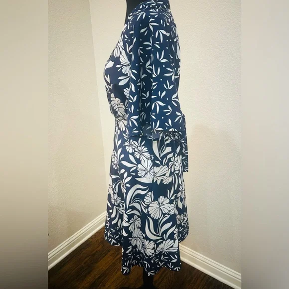 Floral Navy and White Wrap Dress Adrienne Vittadini - Picture 3 of 5